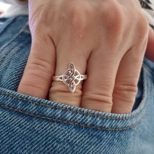 Anillo Nudo de Bruja