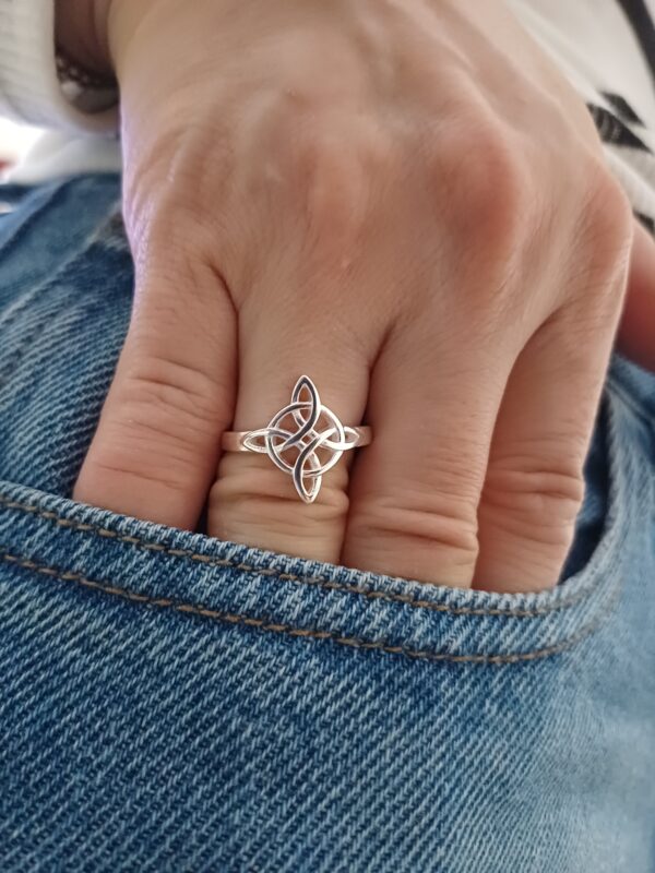 Anillo Nudo de Bruja