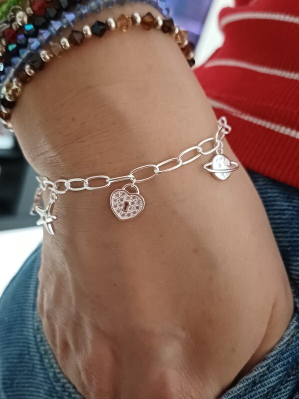 Pulsera oval fina con dijes