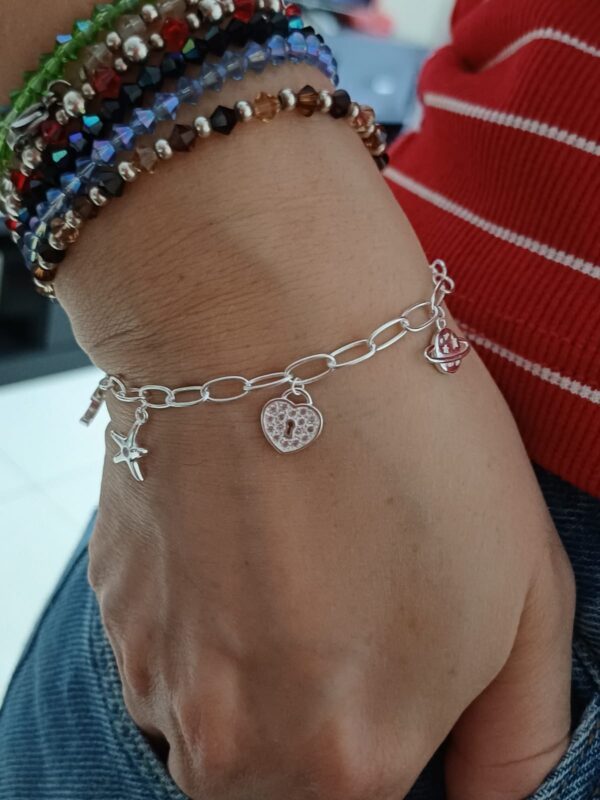 Pulsera oval fina con dijes - Imagen 2